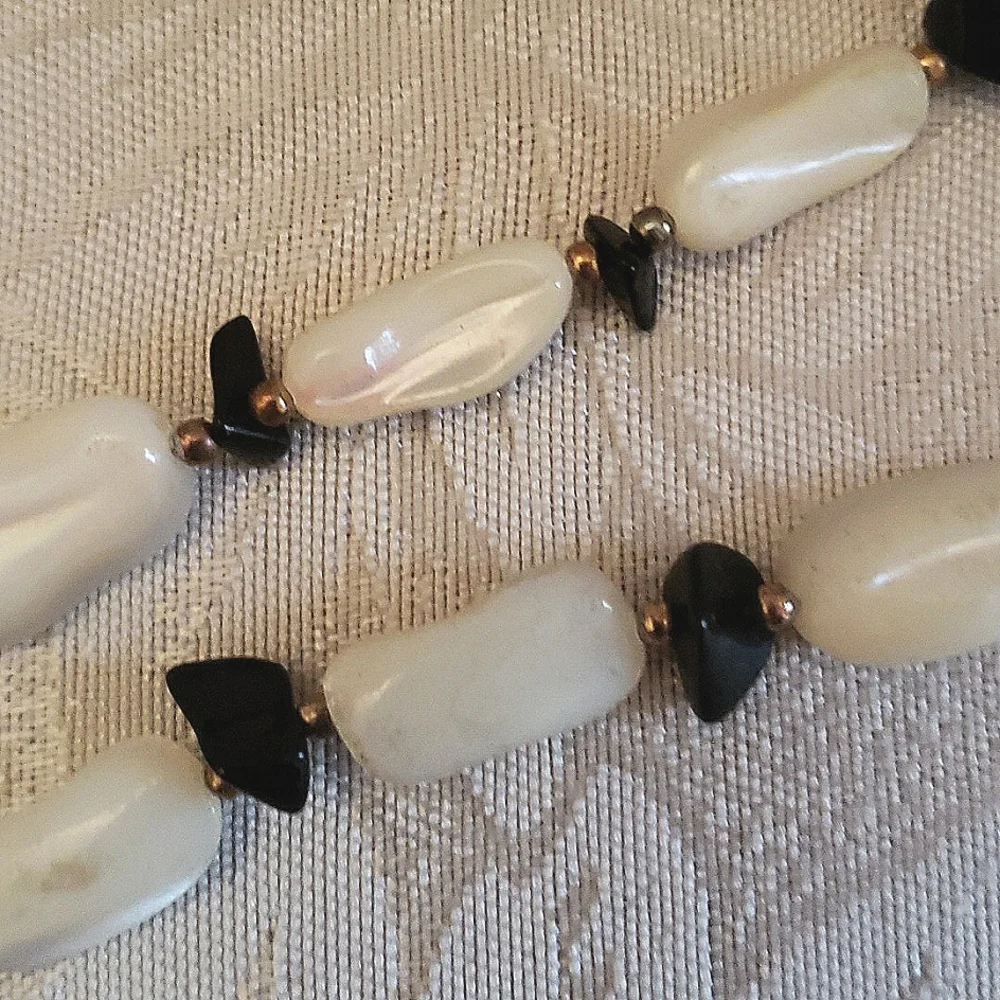 Vintage black, white, gold, bead necklace - Picture 4 of 5